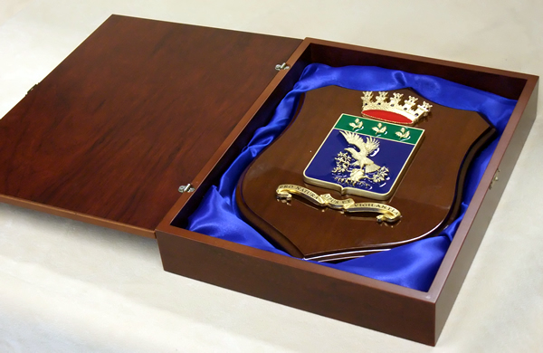 scatola in legno con crest